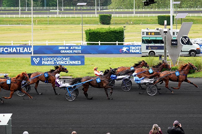 Photo d'arrivée de la course pmu PRIX DE NEUFCHATEAU à PARIS-VINCENNES le Mercredi 6 mai 2026