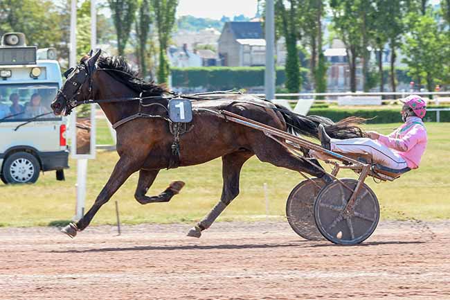 Photo d'arrivée de la course pmu PRIX DE BLOMARD à VICHY le Lundi 1 juin 2026