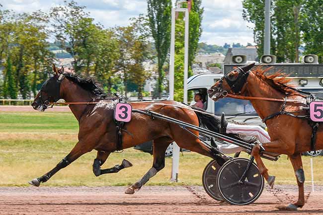Photo d'arrivée de la course pmu PRIX D'APREMONT-SUR-ALLIER à VICHY le Lundi 1 juin 2026