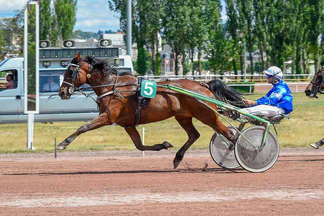 Photo d'arrivée de la course pmu PRIX D'ISSERPENT à VICHY le Lundi 1 juin 2026