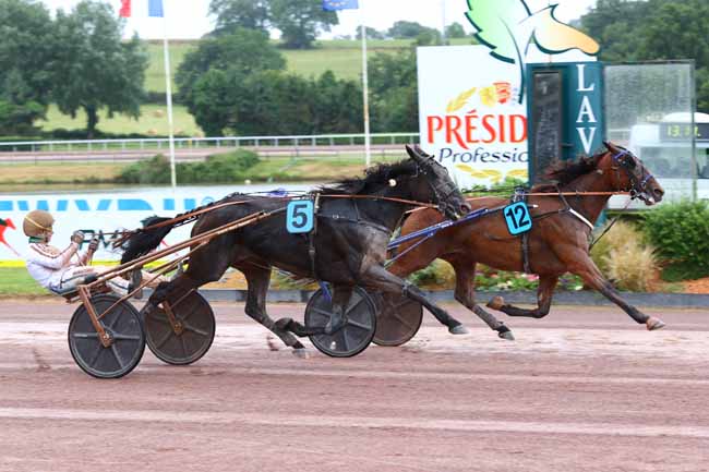 Photo d'arrivée de la course pmu PRIX V AND B à LAVAL le Mercredi 3 juin 2026