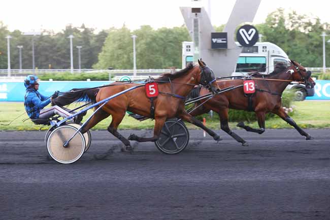 Photo d'arrivée de la course pmu PRIX DE L'ECOLE VAL DE BEAUTE (PRIX MIMAS) à PARIS-VINCENNES le Vendredi 5 juin 2026