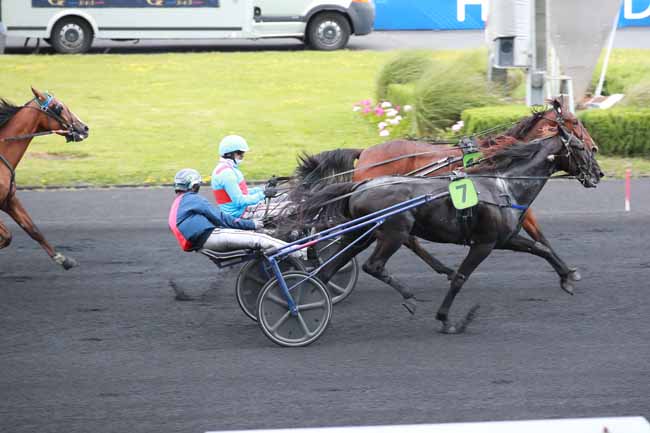 Photo d'arrivée de la course pmu PRIX DE VILLENEUVE-SUR-LOT à PARIS-VINCENNES le Samedi 6 juin 2026