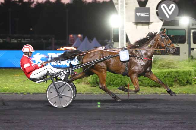 Photo d'arrivée de la course pmu PRIX IPHIGENIA à PARIS-VINCENNES le Vendredi 12 juin 2026