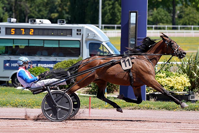 Photo d'arrivée de la course pmu PRIX DE LA PLACE DUPLEIX à ENGHIEN le Samedi 13 juin 2026