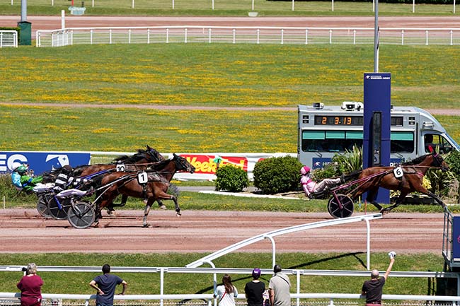 Photo d'arrivée de la course pmu PRIX DE LA PLACE DES VICTOIRES à ENGHIEN le Samedi 13 juin 2026