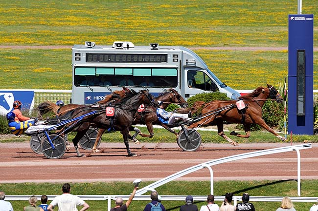 Photo d'arrivée de la course pmu PRIX DE LEVET à ENGHIEN le Samedi 13 juin 2026