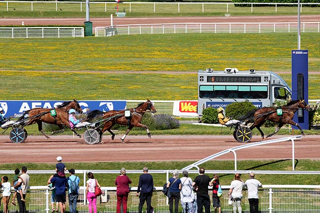 Photo d'arrivée de la course pmu PRIX DES INVALIDES à ENGHIEN le Samedi 13 juin 2026