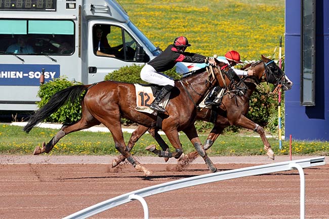 Photo d'arrivée de la course pmu PRIX DE LA PLACE BALARD à ENGHIEN le Samedi 13 juin 2026