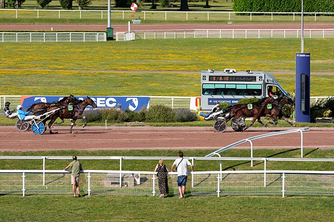 Photo d'arrivée de la course pmu PRIX DE BLAMONT à ENGHIEN le Samedi 13 juin 2026