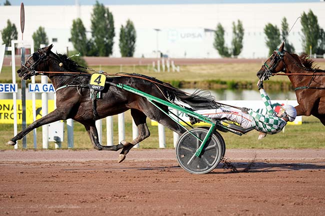 Photo d'arrivée de la course pmu GRAND NATIONAL DU TROT à AGEN LE PASSAGE le Mercredi 17 juin 2026