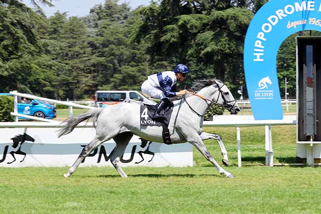 Photo d'arrivée de la course pmu 150E GRAND PRIX DE LYON - 6E ETAPE DU DEFI DU GALOP-G. CAMPRUBI à LYON PARILLY le Lundi 22 juin 2026