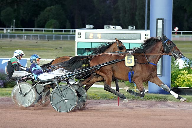 Photo d'arrivée de la course pmu PRIX ECHO à ENGHIEN le Mardi 23 juin 2026