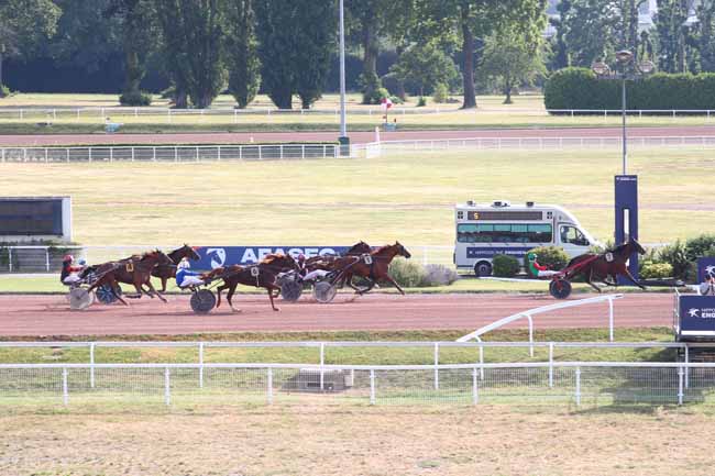 Photo d'arrivée de la course pmu PRIX DE LA GARE DES INVALIDES à ENGHIEN le Jeudi 25 juin 2026