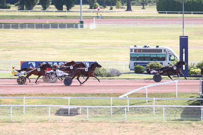 Photo d'arrivée de la course pmu PRIX DE LA PLACE DU COMMERCE à ENGHIEN le Jeudi 25 juin 2026