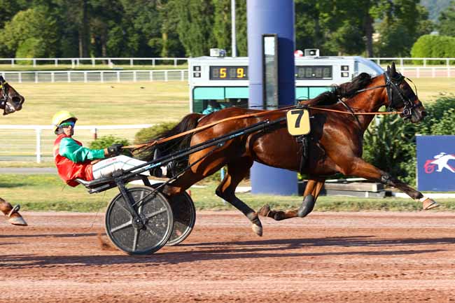 Photo d'arrivée de la course pmu PRIX NEMAUSA à ENGHIEN le Vendredi 26 juin 2026