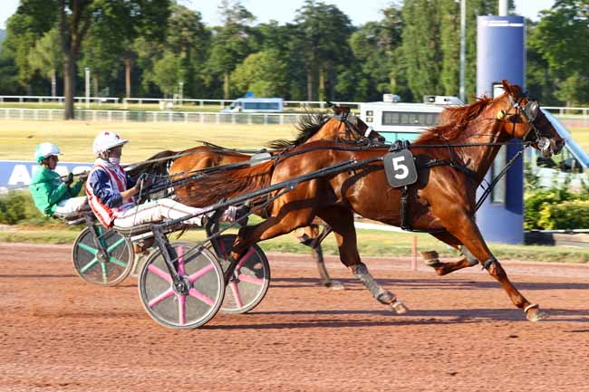 Photo d'arrivée de la course pmu PRIX URANIA à ENGHIEN le Vendredi 26 juin 2026
