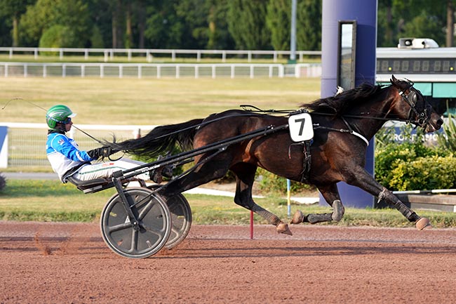 Photo d'arrivée de la course pmu PRIX DU PONT LOUIS-PHILIPPE à ENGHIEN le Samedi 27 juin 2026