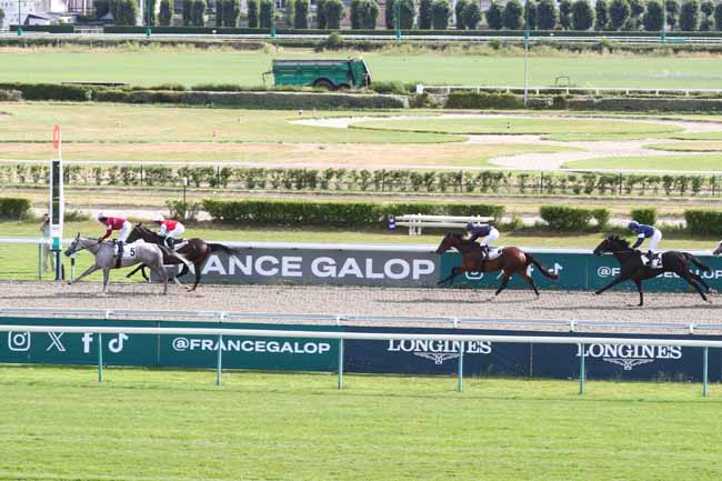 Photo d'arrivée de la course pmu PRIX DES LIONNES - TROPHEE STUDIO HARCOURT à DEAUVILLE le Samedi 27 juin 2026