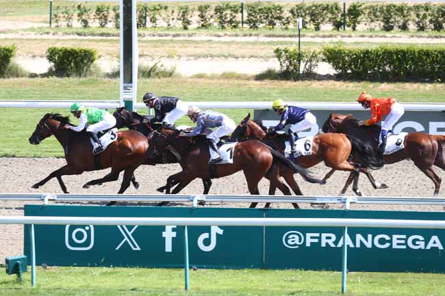 Photo d'arrivée de la course pmu PRIX DE LA BUTTE AUX GENS D'ARMES - GUEUDET AGRI OISE & MARNE à DEAUVILLE le Samedi 27 juin 2026