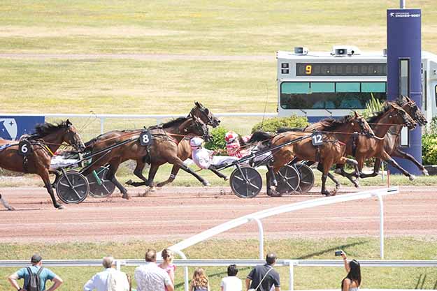 Photo d'arrivée de la course pmu PRIX DE DAMPIERRE à ENGHIEN le Lundi 29 juin 2026