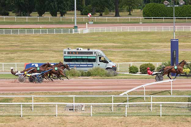 Photo d'arrivée de la course pmu PRIX DE LOUANNEC à ENGHIEN le Lundi 29 juin 2026