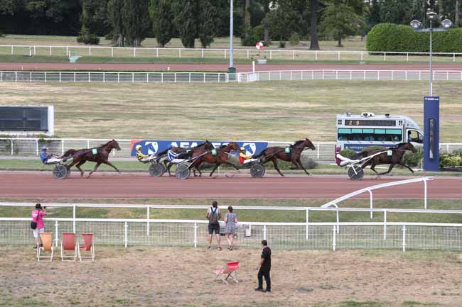 Photo d'arrivée de la course pmu PRIX DE LA MADELEINE à ENGHIEN le Mercredi 1 juillet 2026