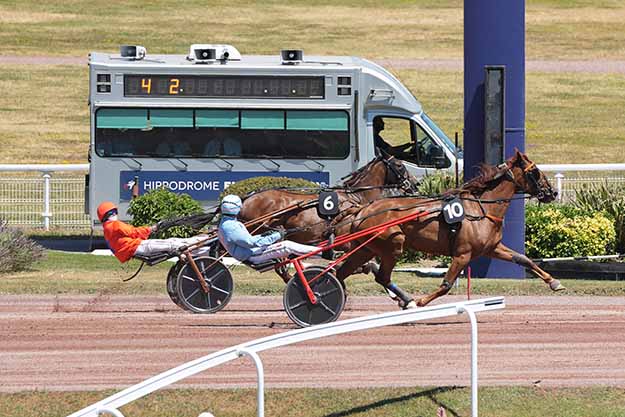 Photo d'arrivée de la course pmu PRIX DU PARC MONTSOURIS à ENGHIEN le Samedi 4 juillet 2026