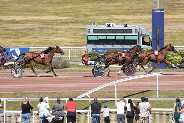 Photo d'arrivée de la course pmu PRIX DU MOULIN ROUGE à ENGHIEN le Samedi 4 juillet 2026
