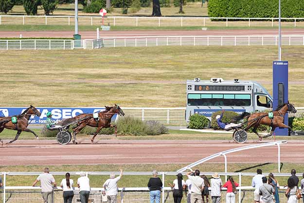Photo d'arrivée de la course pmu PRIX DU LOUVRE à ENGHIEN le Samedi 4 juillet 2026