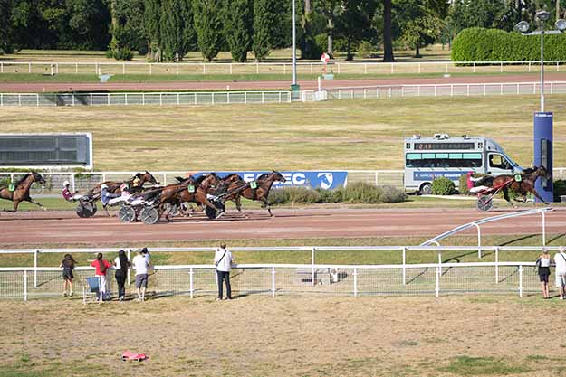Photo d'arrivée de la course pmu PRIX DE L'ECOLE MILITAIRE à ENGHIEN le Samedi 4 juillet 2026