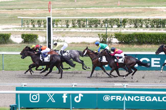 Photo d'arrivée de la course pmu PRIX DE MONTEBOURG à DEAUVILLE le Samedi 4 juillet 2026