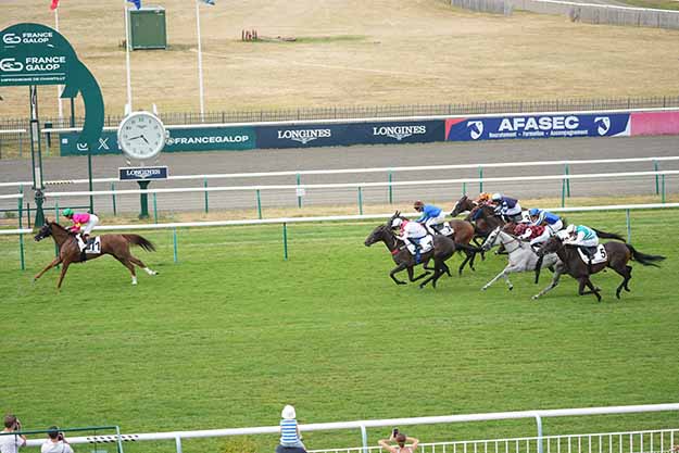 Photo d'arrivée de la course pmu PRIX DE LA BIBLIOTHEQUE DU THEATRE à CHANTILLY le Mardi 7 juillet 2026