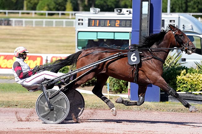 Photo d'arrivée de la course pmu PRIX DE MENILMONTANT à ENGHIEN le Jeudi 9 juillet 2026