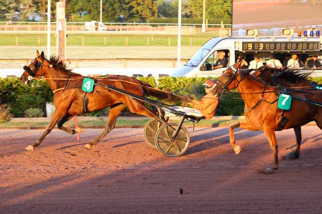Photo d'arrivée de la course pmu PRIX DE L'ASSOCIATION PASSERELLE (PRIX DES HEMEROCALLES) à CABOURG le Vendredi 10 juillet 2026