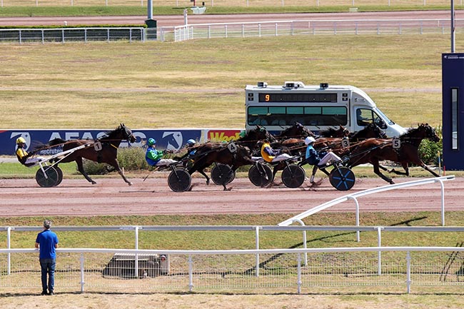 Photo d'arrivée de la course pmu PRIX D'ESCUROLLES à ENGHIEN le Samedi 11 juillet 2026