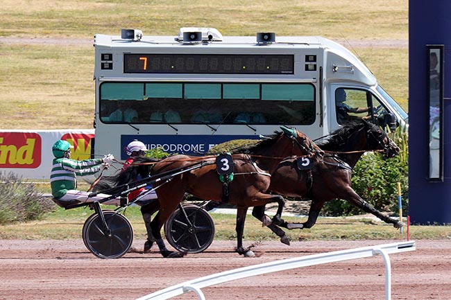 Photo d'arrivée de la course pmu PRIX DE LA SORBONNE à ENGHIEN le Samedi 11 juillet 2026