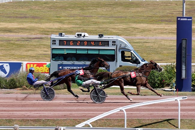 Photo d'arrivée de la course pmu PRIX DE VILLIERS à ENGHIEN le Samedi 11 juillet 2026