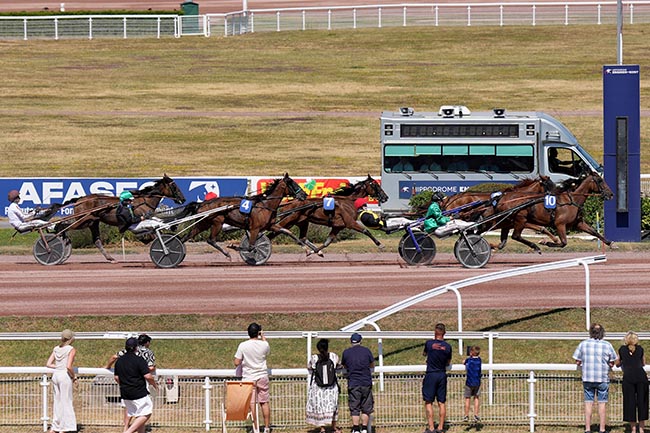Photo d'arrivée de la course pmu PRIX D'UZERCHE à ENGHIEN le Samedi 11 juillet 2026