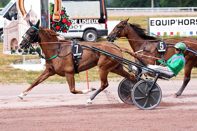 Photo d'arrivée de la course pmu PRIX DE REUX à LISIEUX le Mercredi 15 juillet 2026