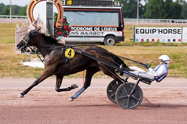 Photo d'arrivée de la course pmu PRIX DU PMU AU GRAND CHAPEAU - LIEUREY à LISIEUX le Mercredi 15 juillet 2026