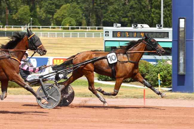 Photo d'arrivée de la course pmu PRIX DES HALLES à ENGHIEN le Jeudi 16 juillet 2026