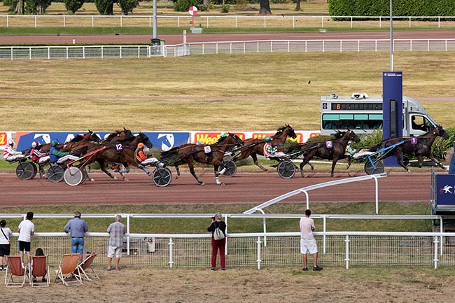 Photo d'arrivée de la course pmu PRIX DU PALAIS BOURBON à ENGHIEN le Samedi 18 juillet 2026