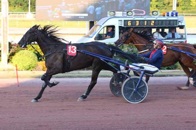 Photo d'arrivée de la course pmu PRIX PASCAL GUILBERT à CABOURG le Vendredi 24 juillet 2026