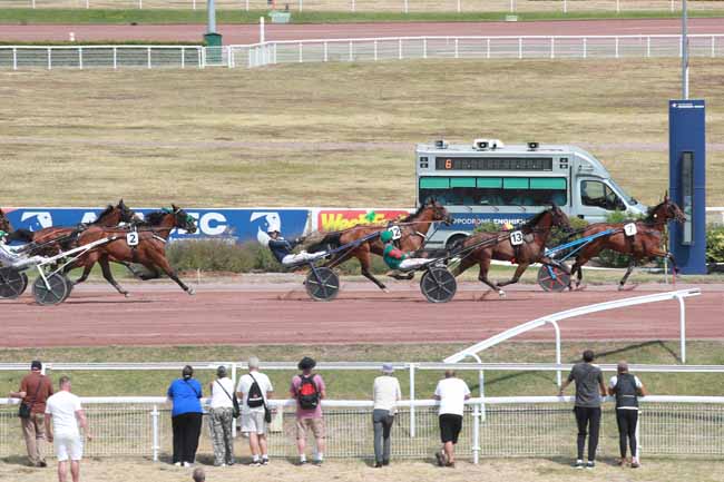 Photo d'arrivée de la course pmu PRIX DE CHARONNE à ENGHIEN le Samedi 25 juillet 2026