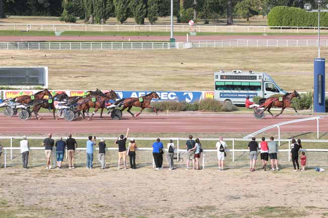Photo d'arrivée de la course pmu PRIX DU PALAIS ROYAL à ENGHIEN le Samedi 25 juillet 2026