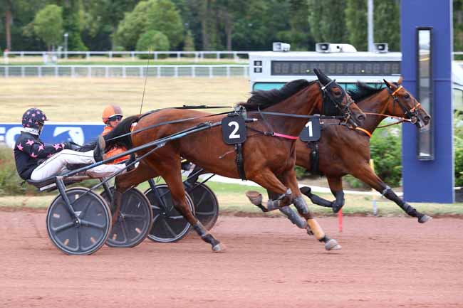 Photo d'arrivée de la course pmu PRIX DE BEZONS à ENGHIEN le Dimanche 26 juillet 2026