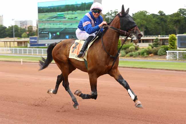 Photo d'arrivée de la course pmu PRIX DE RUFFEC à ENGHIEN le Dimanche 26 juillet 2026