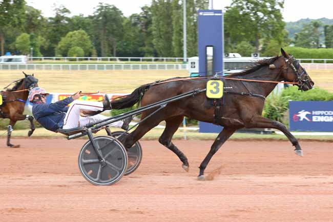 Photo d'arrivée de la course pmu PRIX DE LA PORTE POUCHET à ENGHIEN le Dimanche 26 juillet 2026