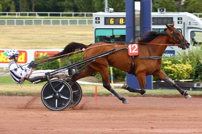 Photo d'arrivée de la course pmu PRIX DE VOUVRAY à ENGHIEN le Dimanche 26 juillet 2026